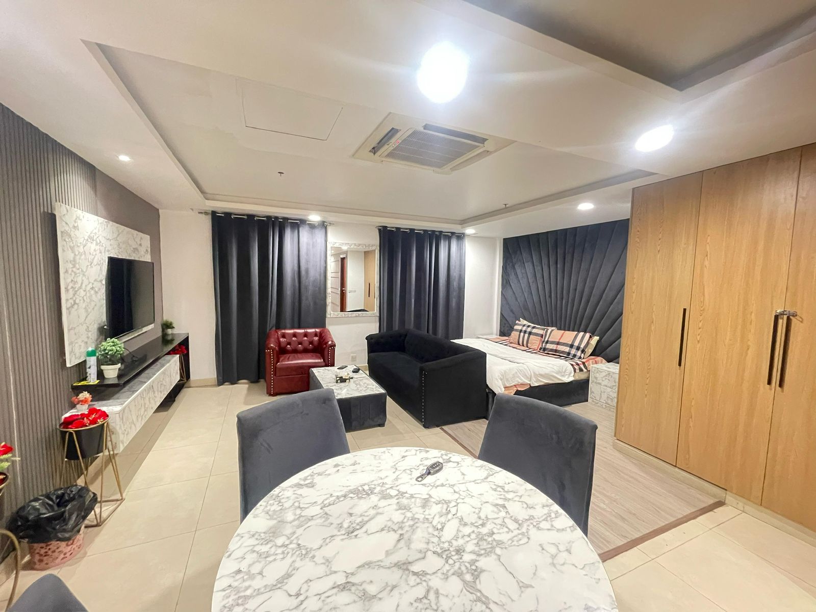 Rent Rover Lahore | Luxury Short-Term Rentals in Lahore | Dha phase 4 Gold crest mall